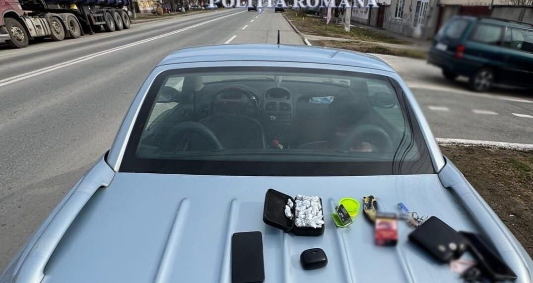 Tânăr suspectat că a condus sub influența substanțelor psihoactive. Pasagerul, depistat cu droguri asupra lui