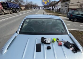 Tânăr suspectat că a condus sub influența substanțelor psihoactive. Pasagerul, depistat cu droguri asupra lui