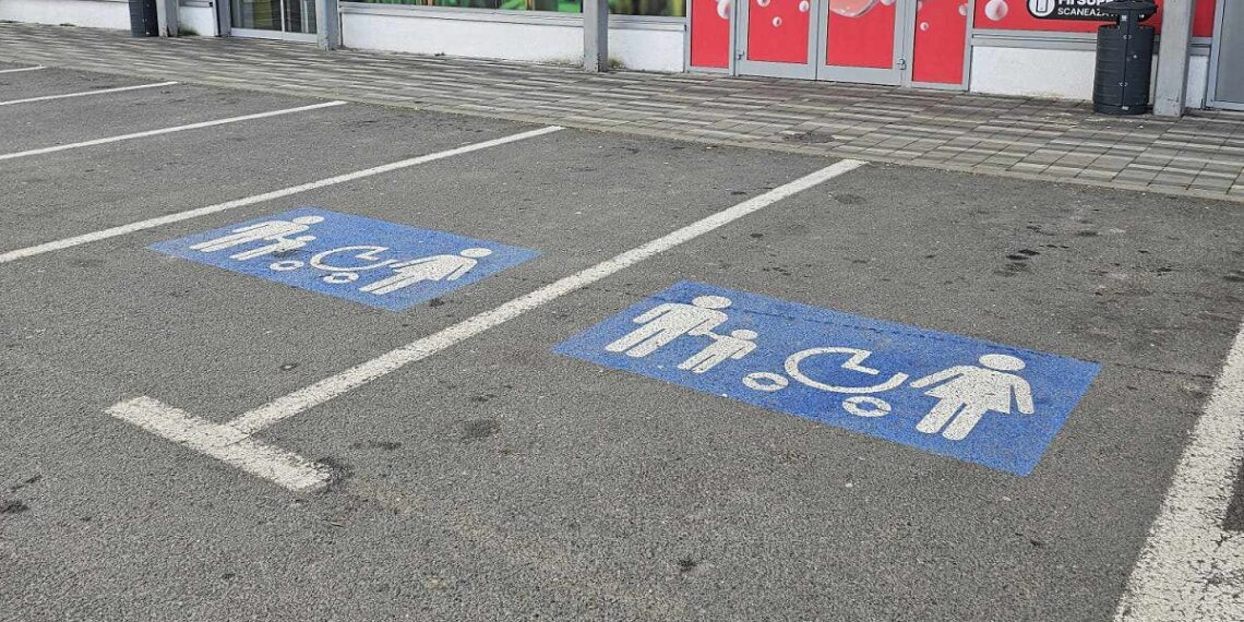 Zeci de sancțiuni aplicate celor care au parcat pe locurile destinate persoanelor cu dizabilități sau pentru cei însoțiți de copii