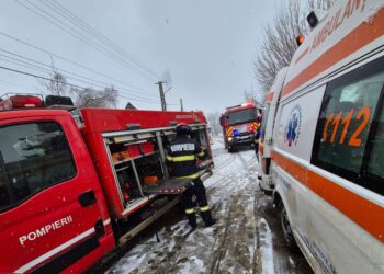 Accident cu trei victime, dintre care una blocată