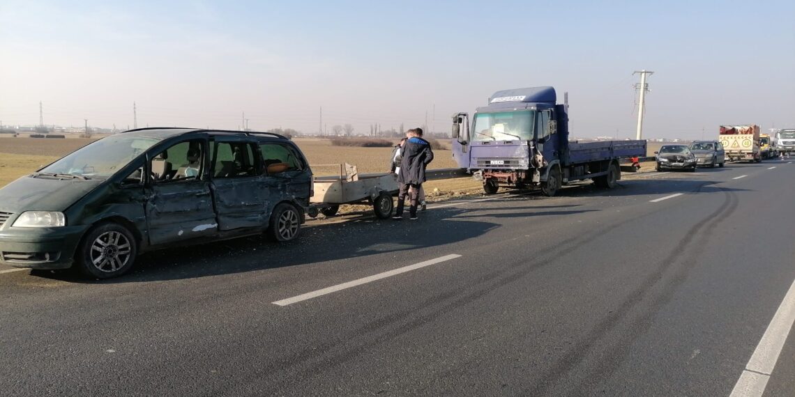 Bărbat rănit într-un accident pe Centura de Sud a Timișoarei. Trei mașini au fost implicate