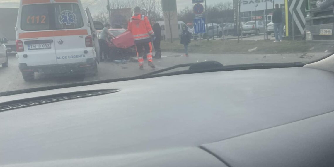 Accident pe Calea Șagului. Două persoane au ajuns la spital