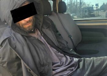 Tânăr care se plimba cu copilul în Piața Unirii, amenințat de un bărbat că îl va tăia dacă nu-i dă o țigară