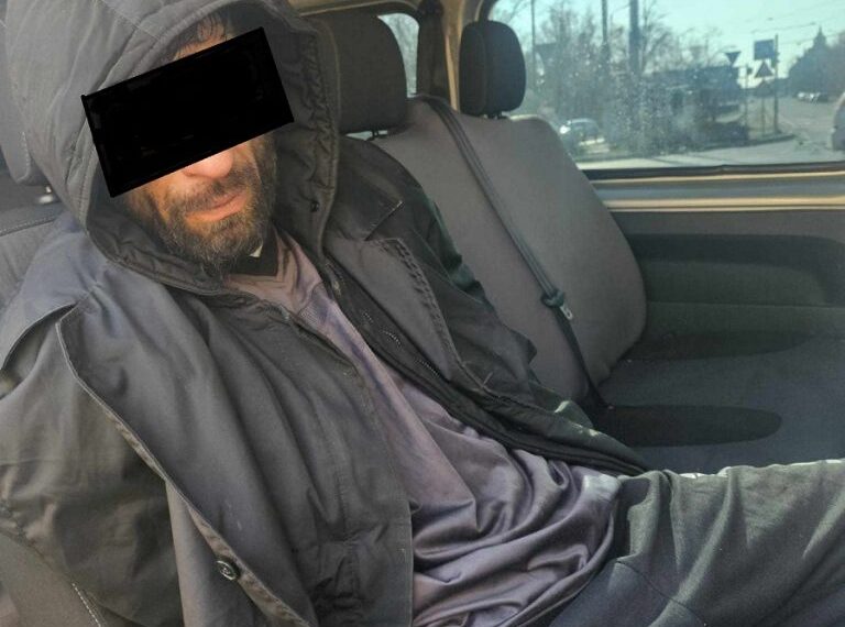 Tânăr care se plimba cu copilul în Piața Unirii, amenințat de un bărbat că îl va tăia dacă nu-i dă o țigară