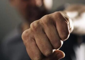 Bătaie în fața unui local din Arad: patru bărbați, reținuți de polițiști