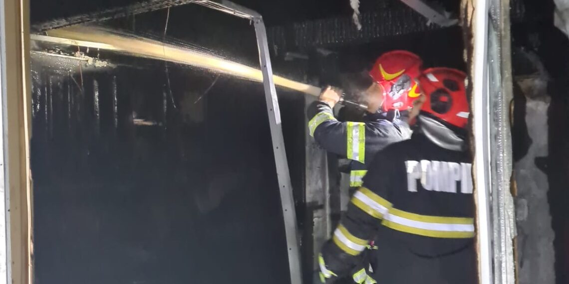 Trei acoperișuri afectate de incendiu în localitatea Var