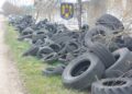 Dosar penal pentru un bărbat din Timiș care a aruncat anvelope uzate și deșeuri pe stradă