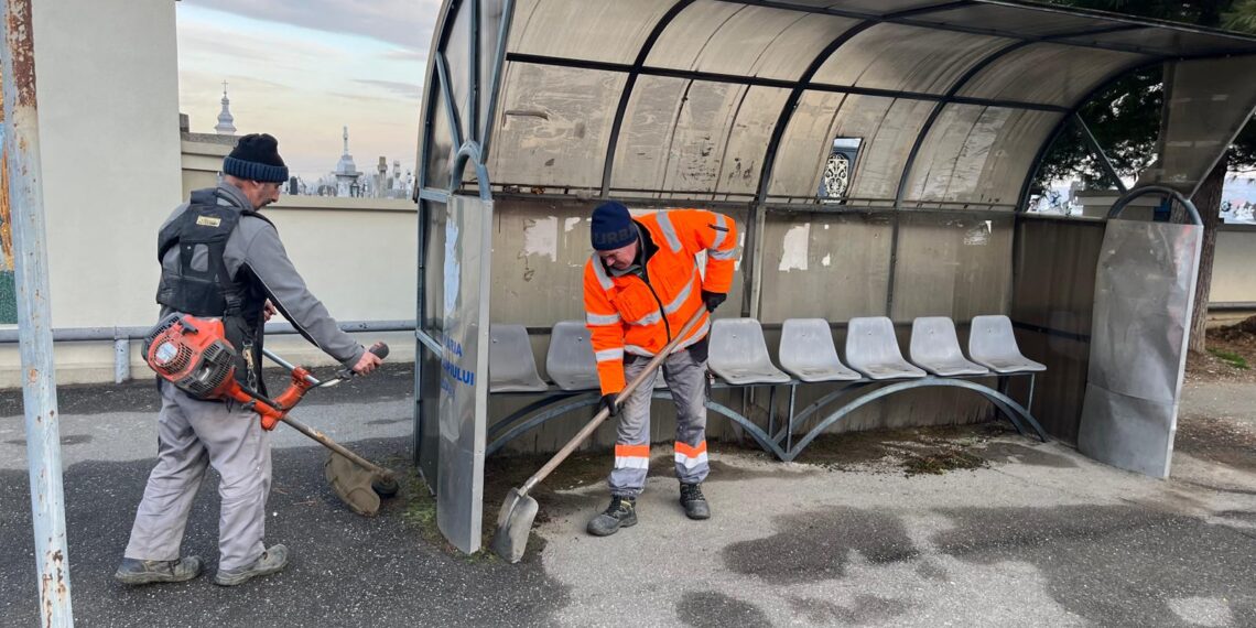 Lucrări de curățenie, igienizare și reparații în stațiile de autobuz din Lugoj/Foto
