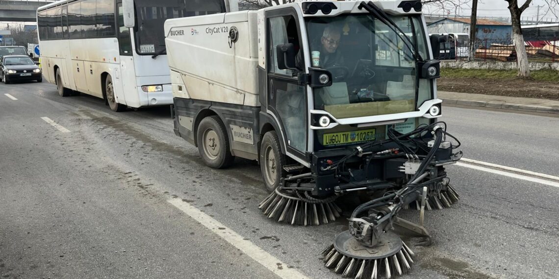 Lucrări de curățenie, igienizare și reparații în stațiile de autobuz din Lugoj/Foto