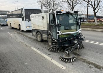 Lucrări de curățenie, igienizare și reparații în stațiile de autobuz din Lugoj/Foto