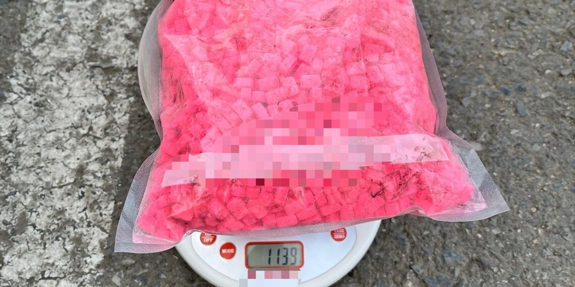 Două persoane, cercetate pentru trafic cu droguri de mare risc. Percheziții și rețineri