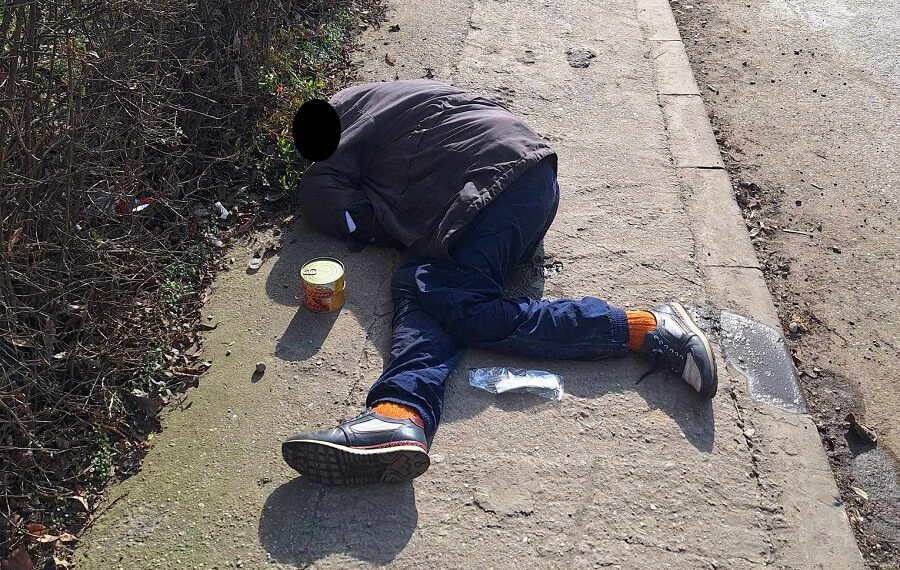 Patru persoane „înghețate” și o femeie care își ținea copiii în frig, la cerșit, depistate de polițiștii locali în ultima săptămână