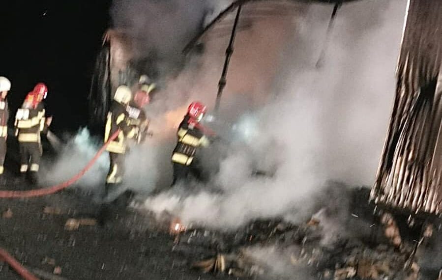 Șofer rănit pe autostradă după ce i-a luat foc TIR-ul. A ajuns la spital la Făget