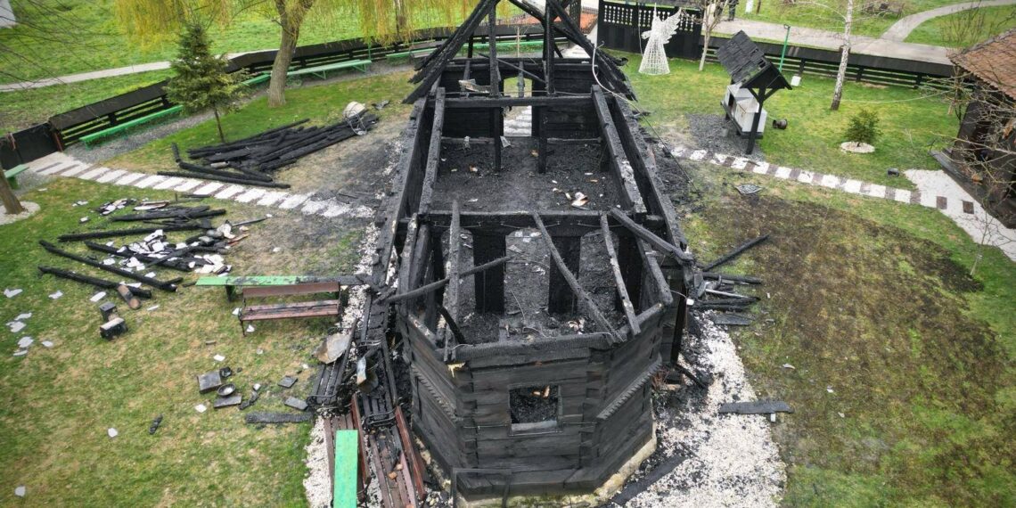 Anchetă internă la Muzeul Satului, după ce biserica a luat foc