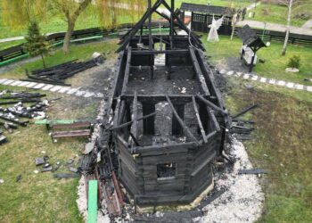 Anchetă internă la Muzeul Satului, după ce biserica a luat foc