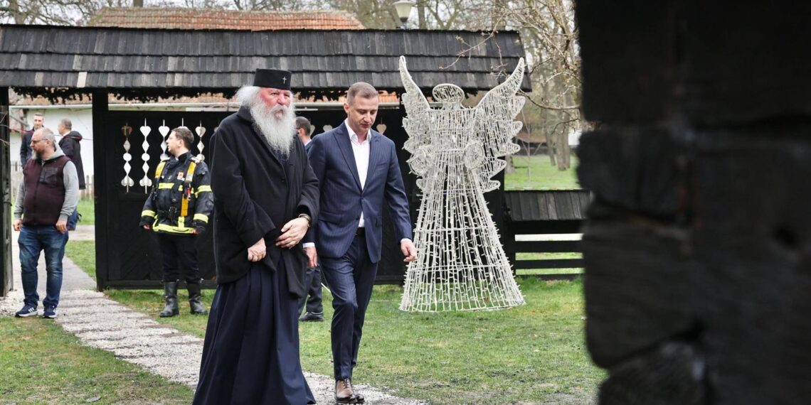 Anchetă internă la Muzeul Satului, după ce biserica a luat foc