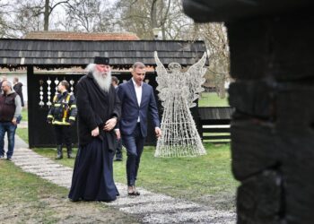 Anchetă internă la Muzeul Satului, după ce biserica a luat foc