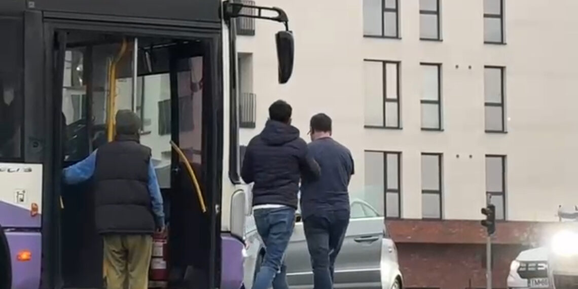 Șicanare în trafic, încheiată cu îmbrânceli/VIDEO