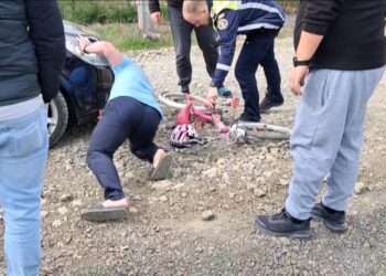 VIDEO. Copilă de 4 ani, lovită de mașină sub ochii tatălui