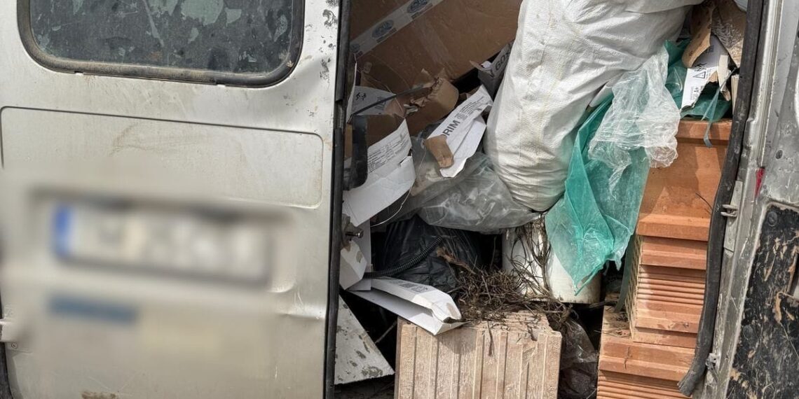S-a gândit să arunce gunoaie la întâmplare: mașina confiscată și amendă de 30.000 de lei