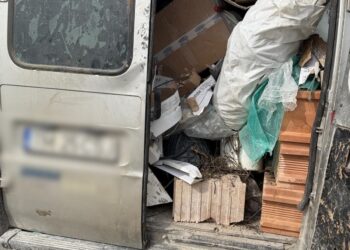 S-a gândit să arunce gunoaie la întâmplare: mașina confiscată și amendă de 30.000 de lei