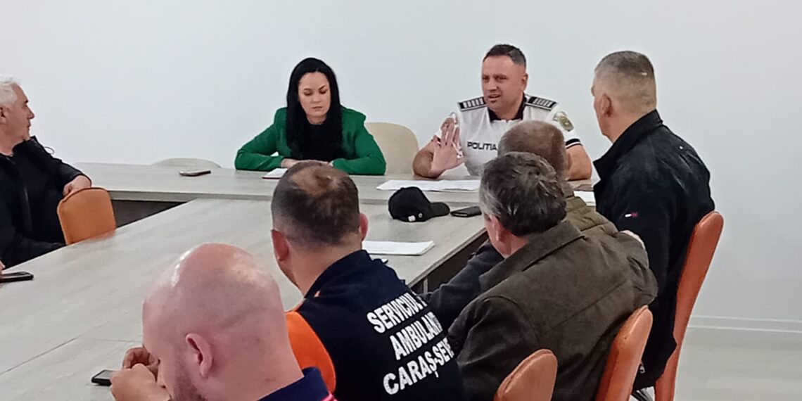 Șoferii de ambulanță din Caraș-Severin au fost instruiți de polițiștii rutieri privind conduita preventivă în trafic