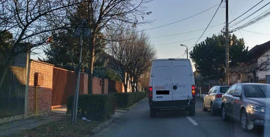 Sancțiuni aplicate unor bărbați care încercau să adune fier folosindu-se de megafoane instalate pe microbuze