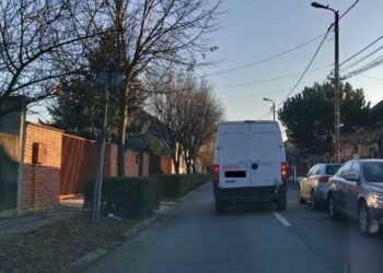 Sancțiuni aplicate unor bărbați care încercau să adune fier folosindu-se de megafoane instalate pe microbuze