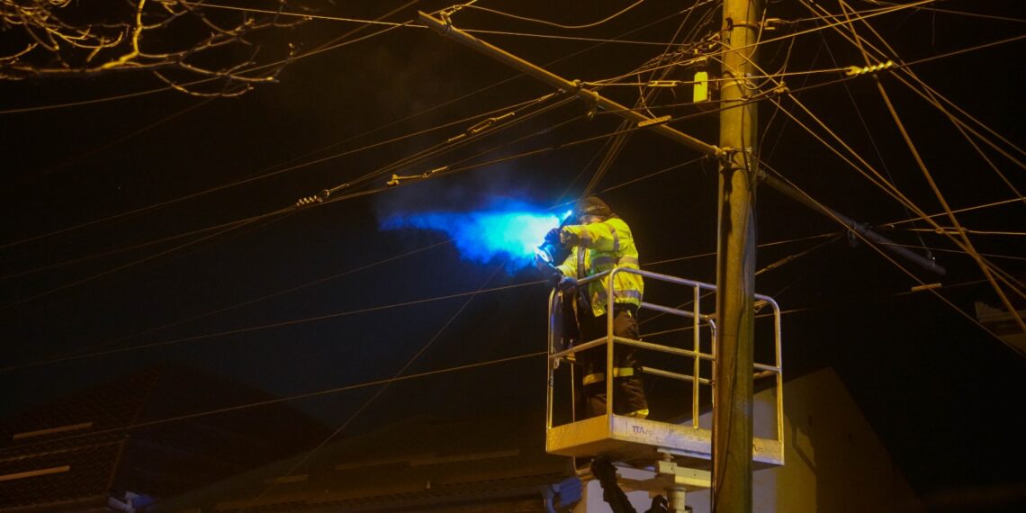 Primăria Timișoara continuă operațiunea de eliminare a cablurilor aeriene