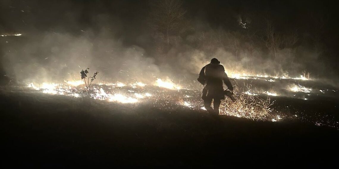 Sute de hectare de vegetație în flăcări. Pompierii intervin de câteva zile