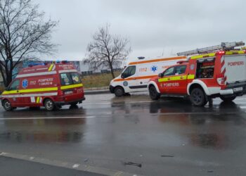 Mașină răsturnată în sensul giratoriu de la Giarmata. Două persoane au ajuns la spital