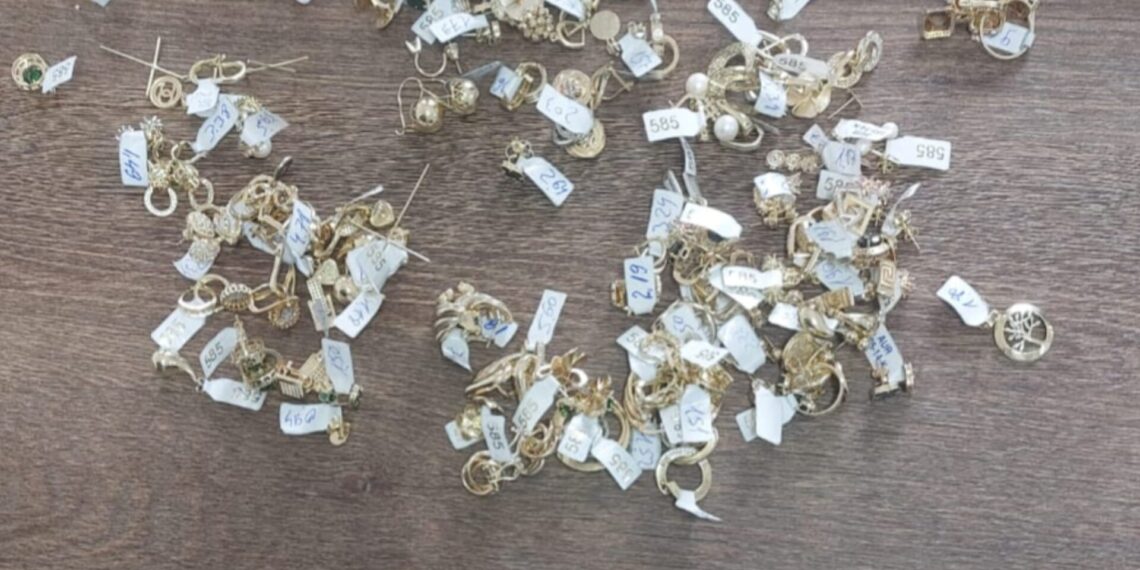 Dosar penal pentru o femeie care vindea bijuterii și parfumuri într-un liceu