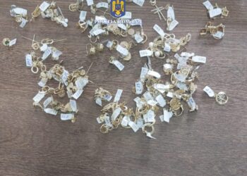 Dosar penal pentru o femeie care vindea bijuterii și parfumuri într-un liceu