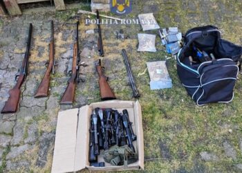 Perchezitii de amploare la persoane cercetate pentru contrabandă calificată și nerespectarea regimului armelor și munițiilor