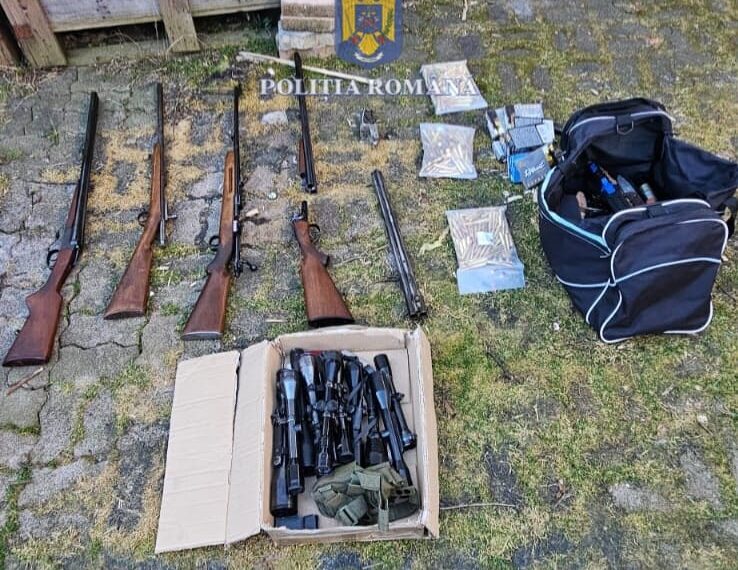 Perchezitii de amploare la persoane cercetate pentru contrabandă calificată și nerespectarea regimului armelor și munițiilor
