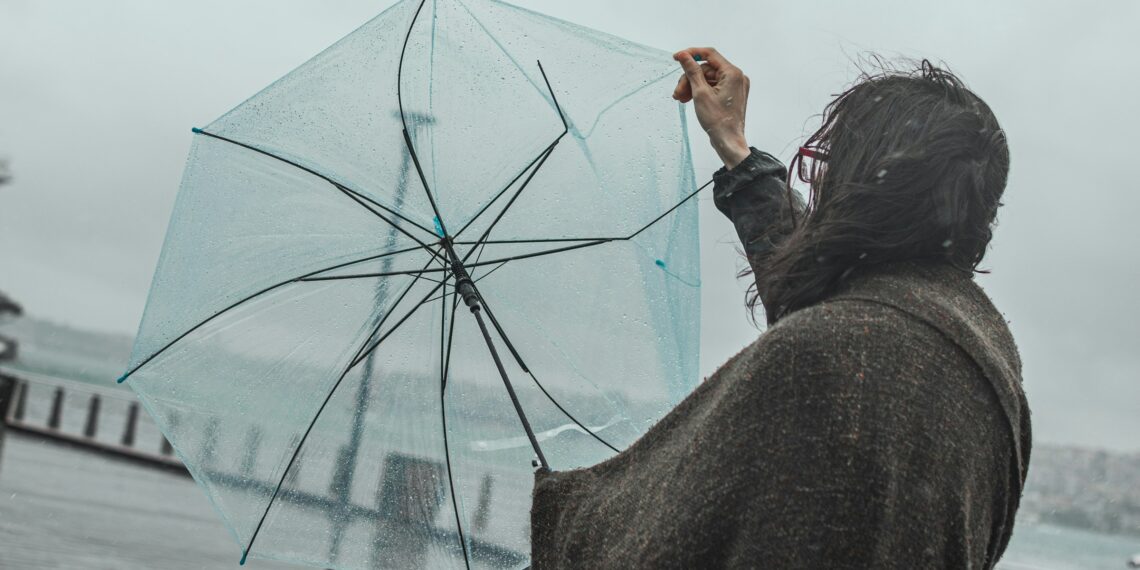 Cod roșu de vânt. Rafalele vor depăși 140 km / h