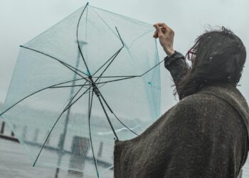 Cod roșu de vânt. Rafalele vor depăși 140 km / h