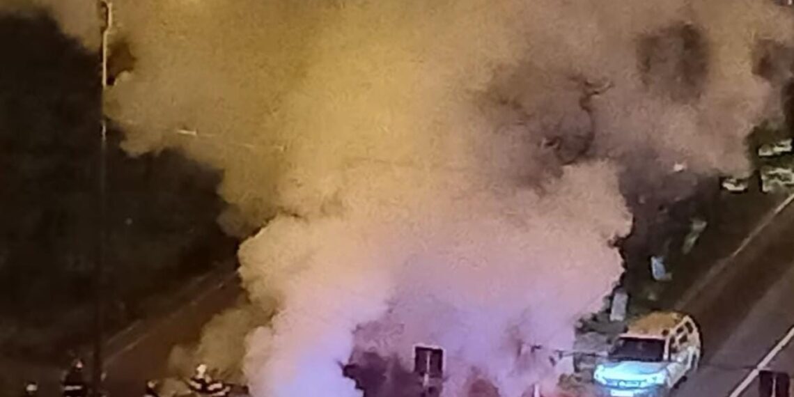 Mașină în flăcări pe Gheorghe Lazăr