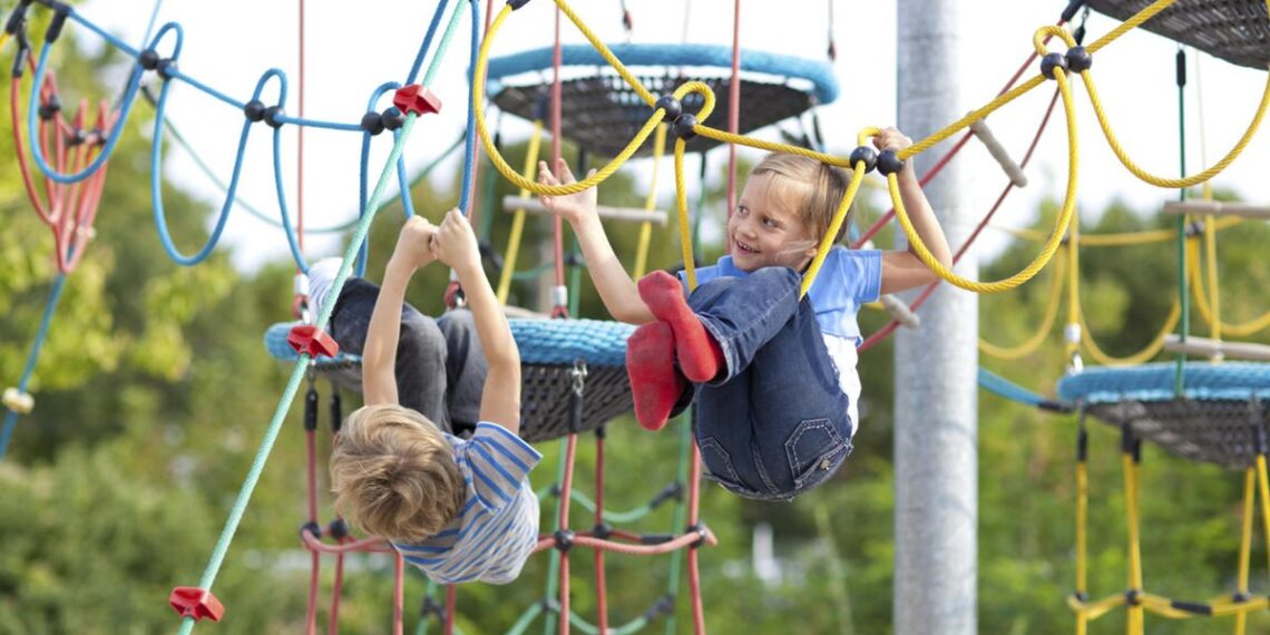 Incident grav lângă un loc de joacă din Timișoara: bărbat de 54 de ani, internat la Psihiatrie după ce a aruncat cu pietre înspre copii