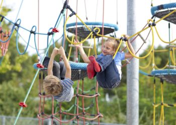 Incident grav lângă un loc de joacă din Timișoara: bărbat de 54 de ani, internat la Psihiatrie după ce a aruncat cu pietre înspre copii