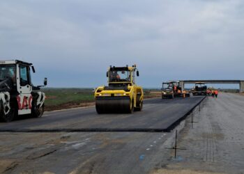 A început asfaltarea unui drum important de lângă Timișoara/Foto