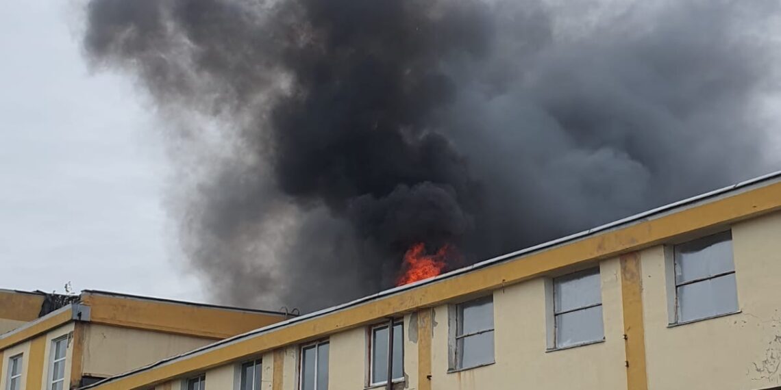 Incendiu izbucnit la deșeuri menajere într-o clădire dezafectată