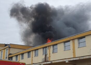 Incendiu izbucnit la deșeuri menajere într-o clădire dezafectată