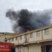 Incendiu izbucnit la deșeuri menajere într-o clădire dezafectată