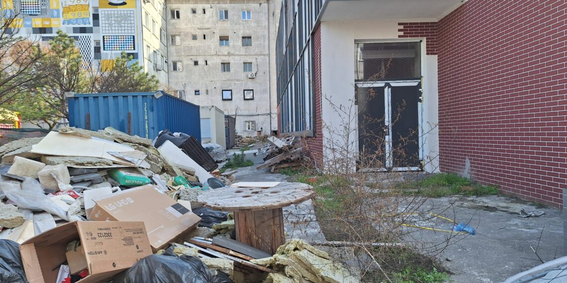 Firma responsabilă de reabilitarea Cinema Dacia, sancționată pentru a 12-a oară pentru gestionarea necorespunzătoare a deșeurilor
