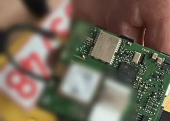 Metodă inedită. Cum au reușit doi bărbați să fure o mașină de lux din Dumbrăvița