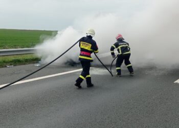 O mașină a ars ca o torță în apropiere de Pecica