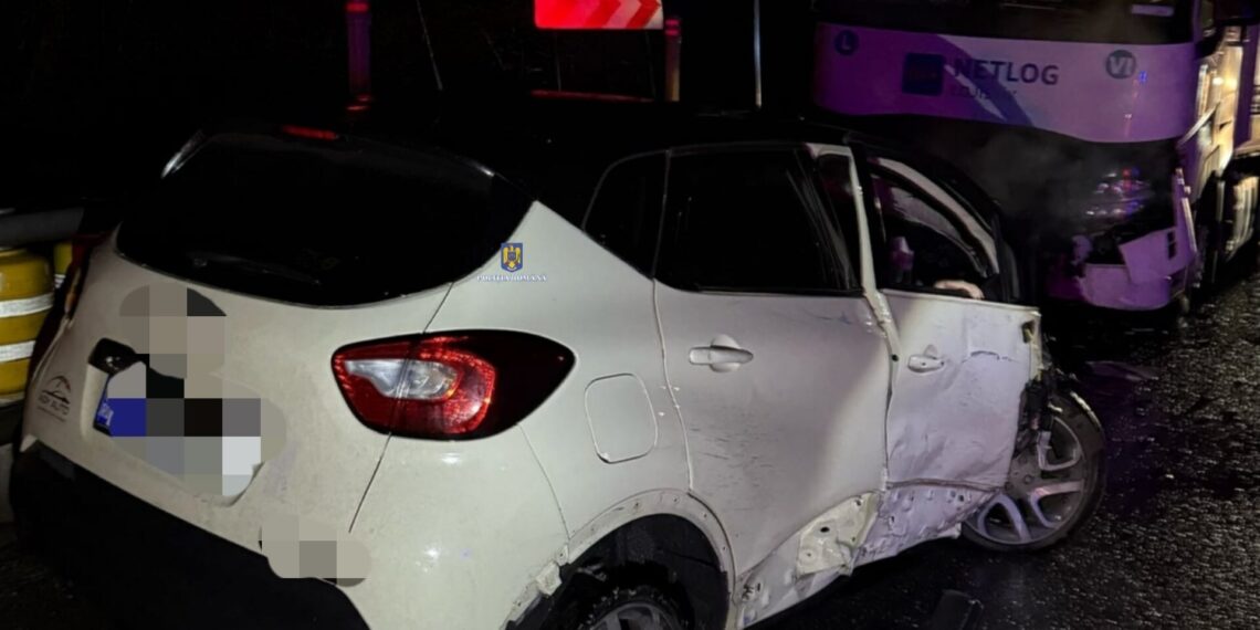 Urmărire ca în filme în Caraș-Severin, încheiată tragic: o femeie a murit după ce a intrat cu mașina într-un TIR în timpul unei urmăriri cu poliția