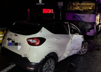 Urmărire ca în filme în Caraș-Severin, încheiată tragic: o femeie a murit după ce a intrat cu mașina într-un TIR în timpul unei urmăriri cu poliția