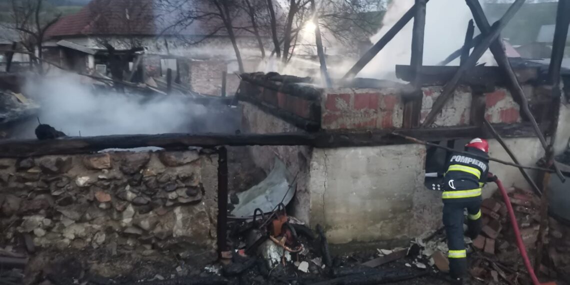 Incendiu izbucnit la o casă din localitatea Groșeni. Focul s-a extins și la anexele vecinilor